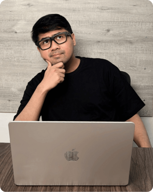 Renra Sedoya memeriksa akun Google Ads di depan laptop