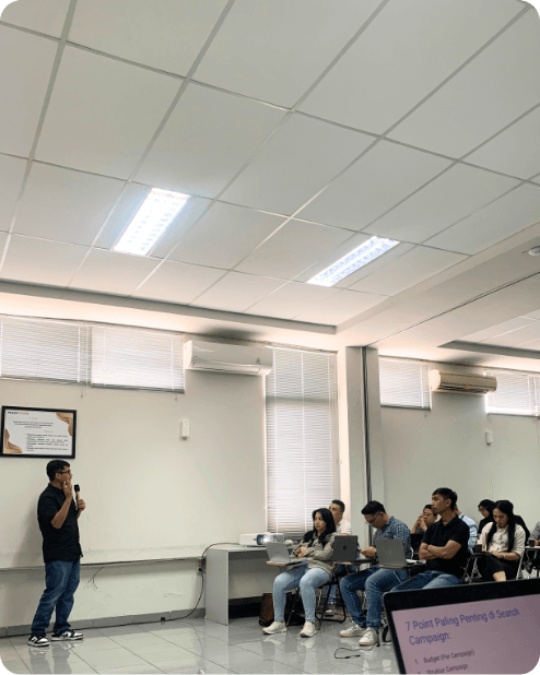 Kelas training Google Ads berlangsung di ruang rapat perusahaan