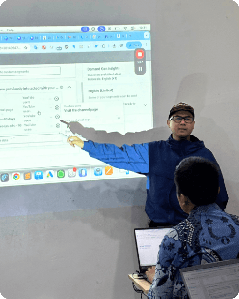 Renra Sedoya menjelaskan segmen audiens Google Ads di depan layar